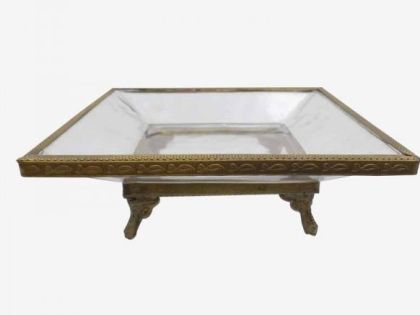 SQUARE GLASS CENTERPIECE WITH GOLDEN LEGS AND EDGE