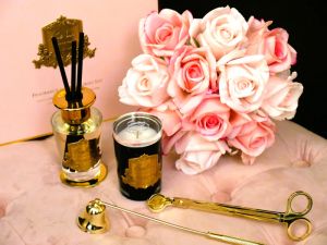 LUXURY GIFT SET WITH CANDLE SNUFFER AND WICK TRIMMER - PINK - ROSE DES CHARENTE 